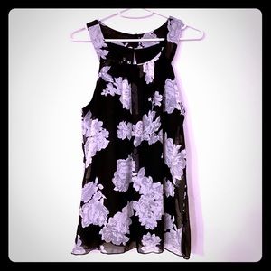 Black/white/gray floral top NWOT!